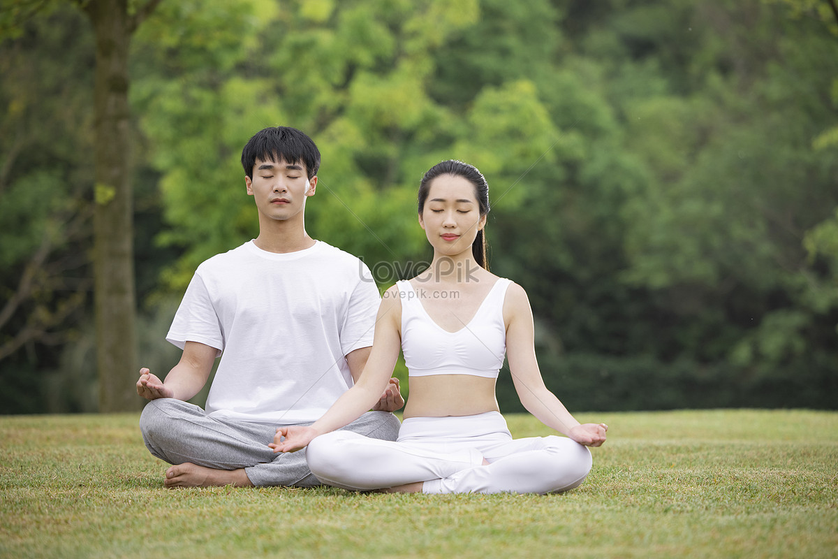 Yoga là một phương pháp tuyệt vời để rèn luyện cơ thể và tinh thần. Nếu bạn muốn tìm hiểu về các động tác Yoga và thư giãn sau những giờ làm việc căng thẳng, hãy xem hình ảnh liên quan đến Yoga.