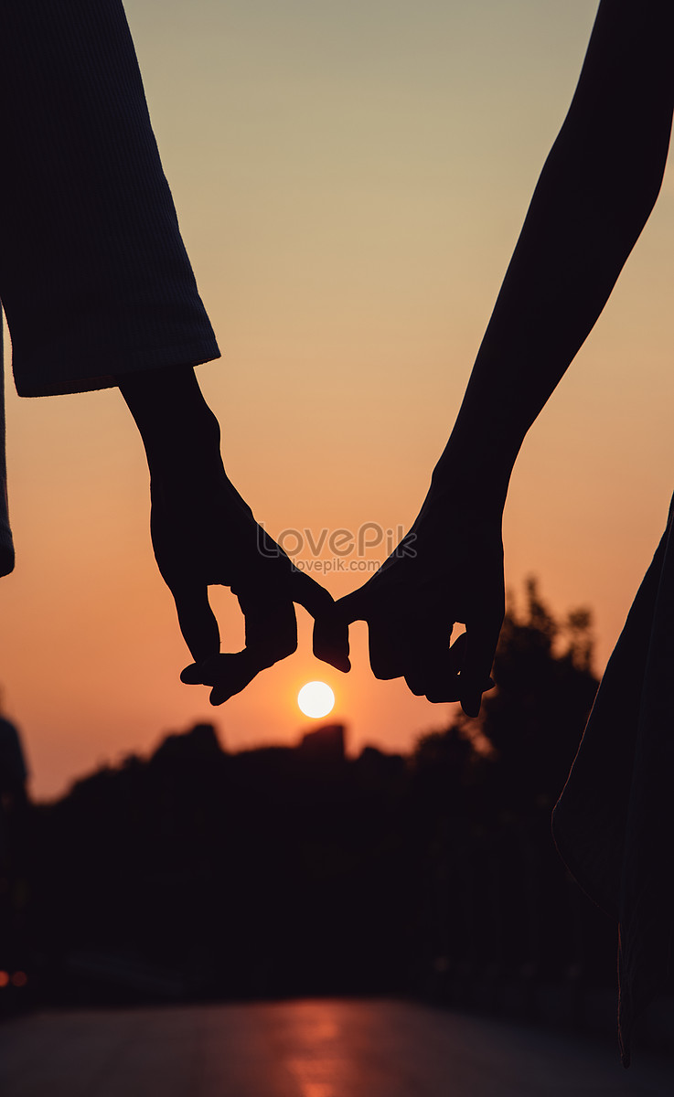 Anh yeu thich ảnh đôi tay tình yêu vì chúng tượng trưng cho sự gắn kết và tình cảm mãnh liệt giữa hai người. Hình ảnh này sẽ đem đến cho bạn cảm giác ấm áp và lãng mạn, và làm bạn nhớ đến những khoảnh khắc đẹp với người mà bạn yêu thương. Hãy bấm vào để khám phá thêm những hình ảnh tuyệt vời nhé!