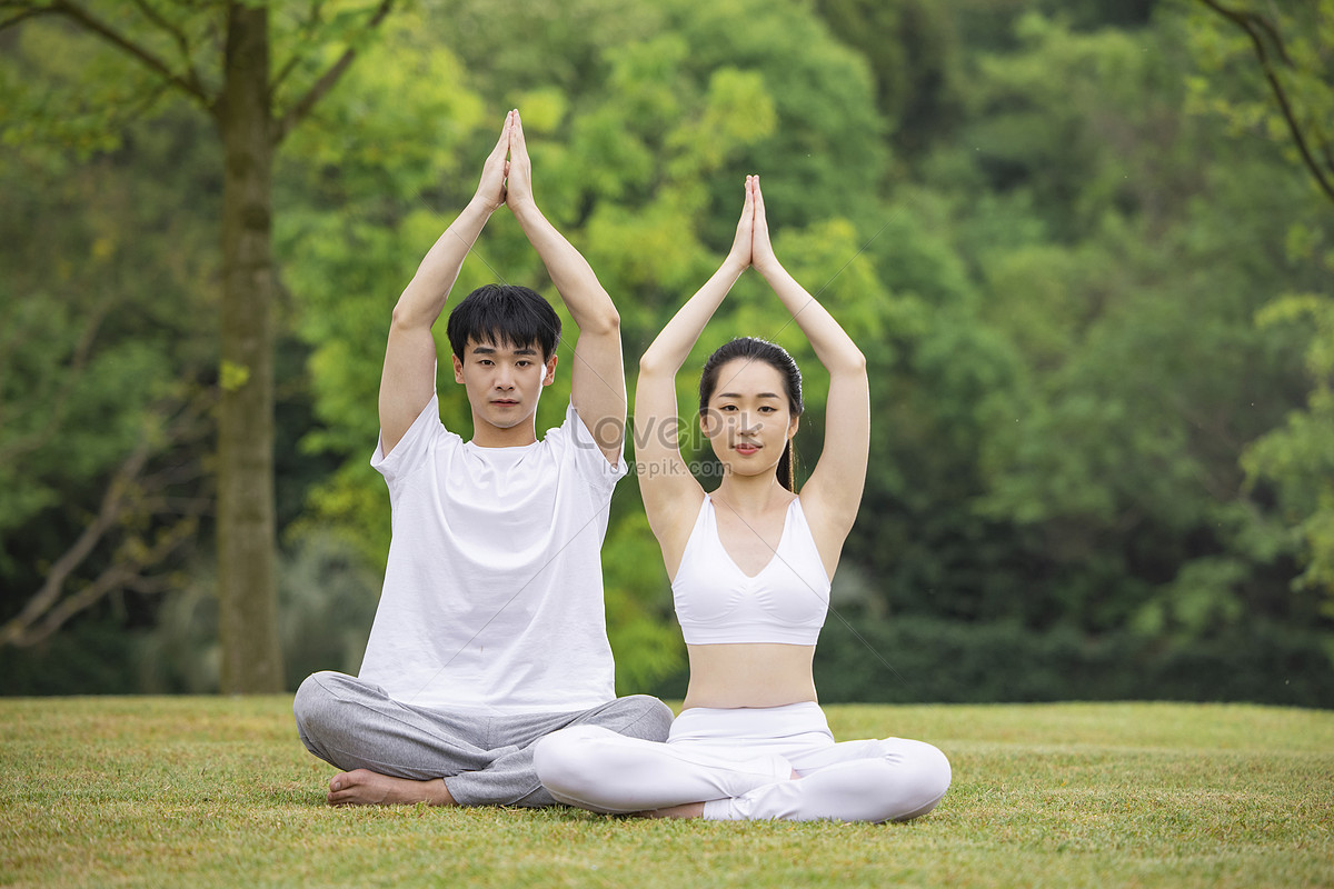Yoga đôi: Hãy tập luyện thể dục cùng người thân để cùng nhau xây dựng mối quan hệ gắn bó. Thiền định cùng nhau với yoga đôi sẽ mang đến cho bạn những giây phút đáng trân trọng. Hãy xem ảnh để khám phá thêm nhiều điều thú vị.