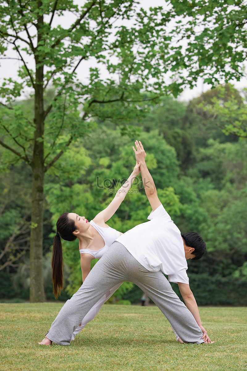 Ação De Yoga Dupla Ao Ar Livre Imagem Grátis_Foto Número