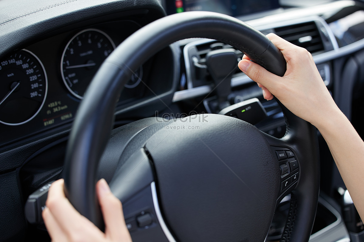 Pagmamaneho Ng Kamay Na May Hawak Na Steering Wheel Malapit Up Larawan ...