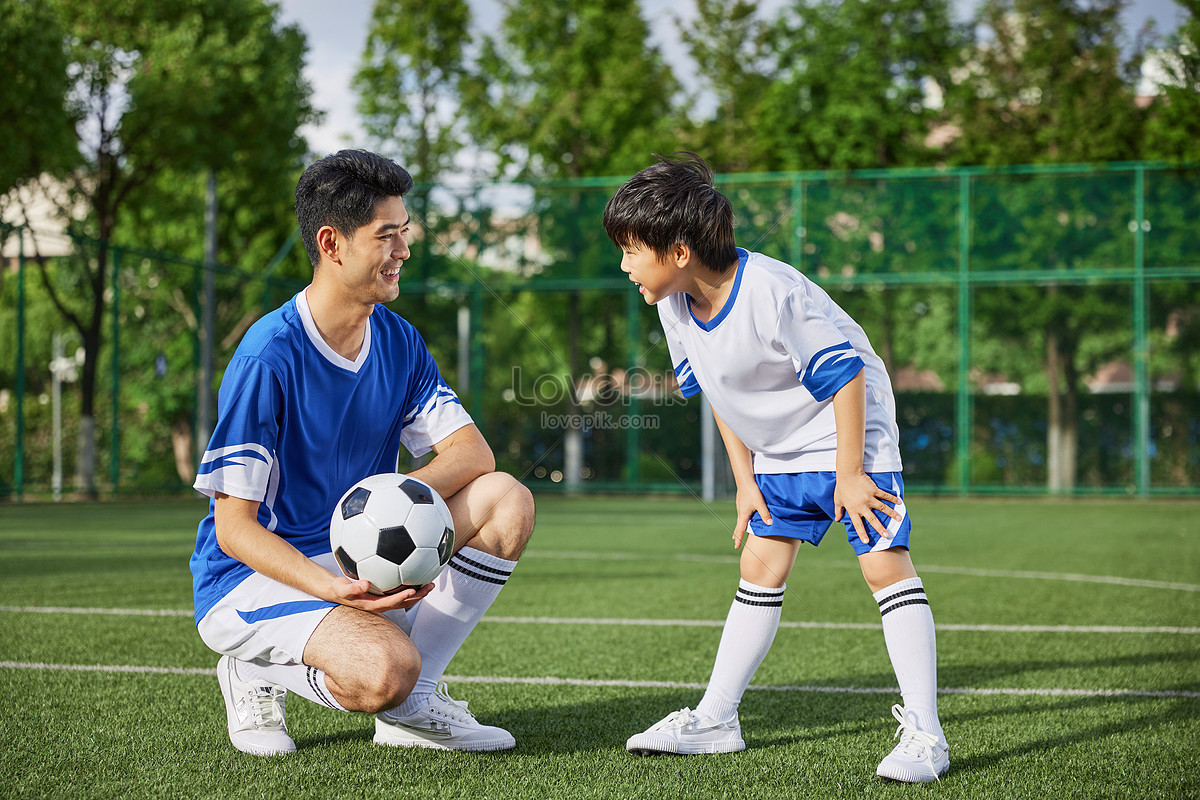 Pai, filho e futebol. – Domingo à noite