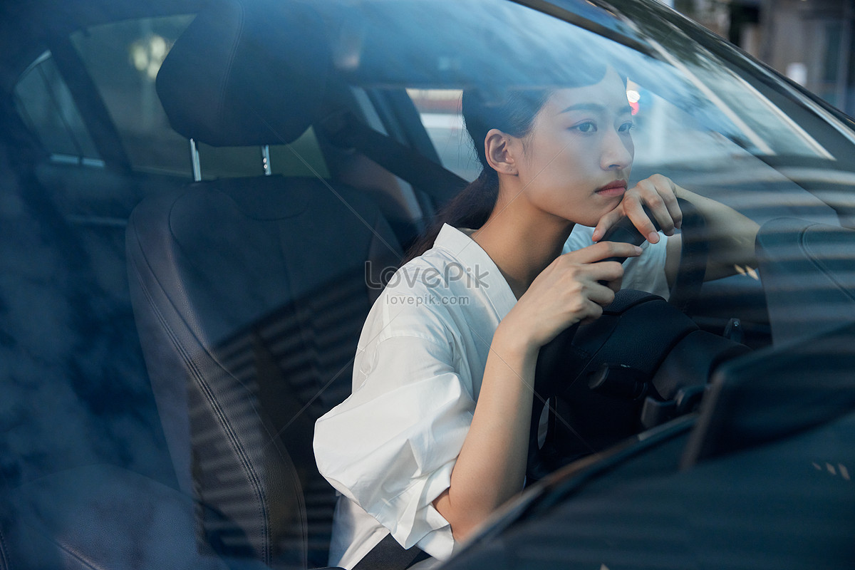 Tired woman driving car immagini e fotografie stock ad alta risoluzione -  Alamy