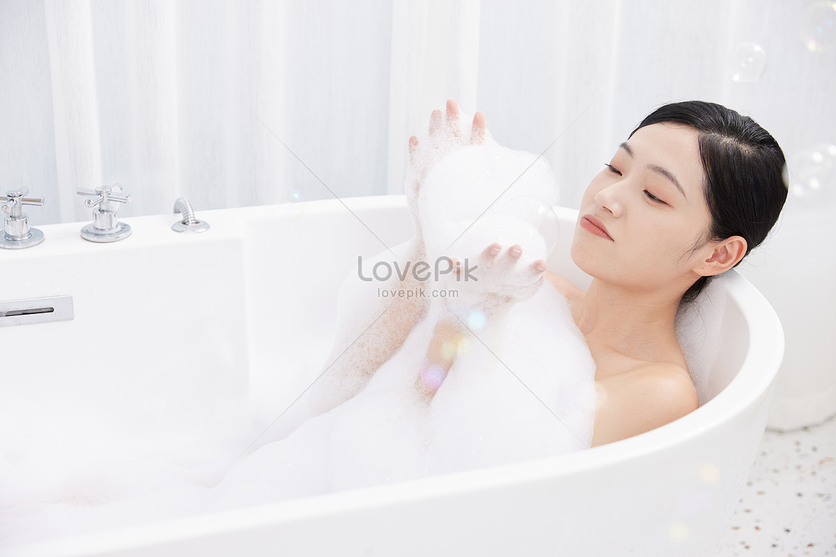 美女躺在浴缸洗泡泡浴圖片素材-JPG圖片尺寸6582 × 4388px-高清圖案501402460-zh.lovepik.com
