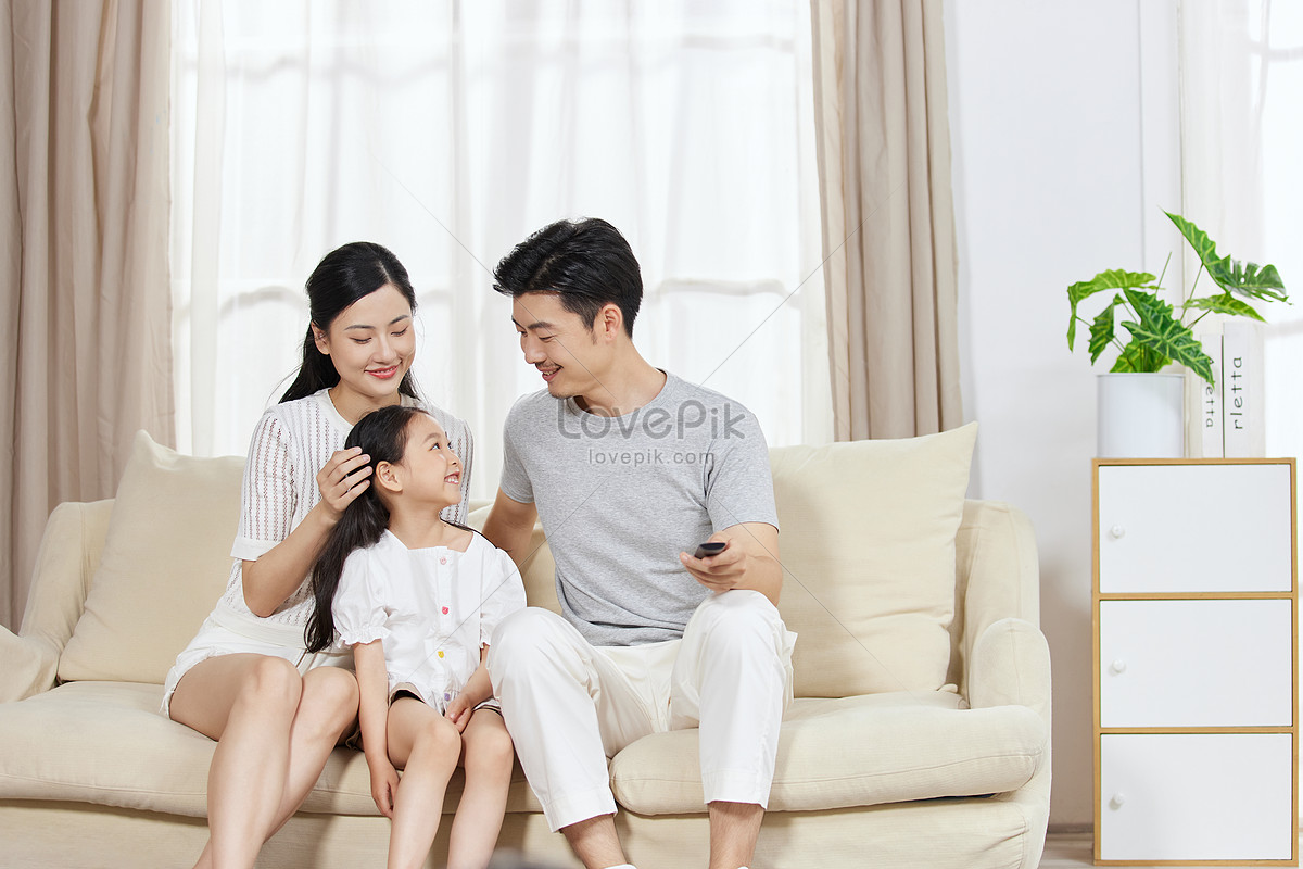Ảnh gia đình hạnh phúc: Chia sẻ niềm vui và hạnh phúc của gia đình trong những bức ảnh đẹp và ý nghĩa. Những khoảnh khắc vui tươi sẽ khiến bạn cảm thấy ấm áp và tình cảm gia đình được khơi gợi.