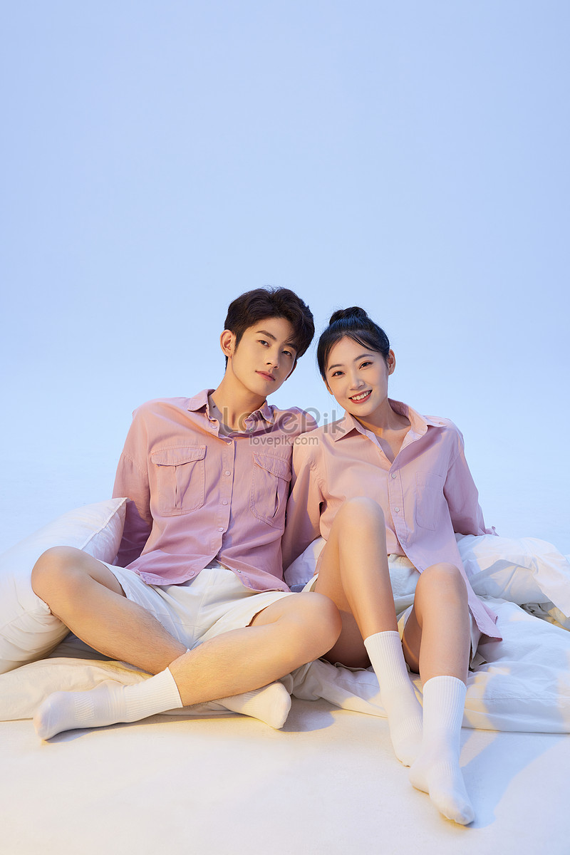 Korean Sweet Couple Sitting Image Picture And HD Photos | Free ...