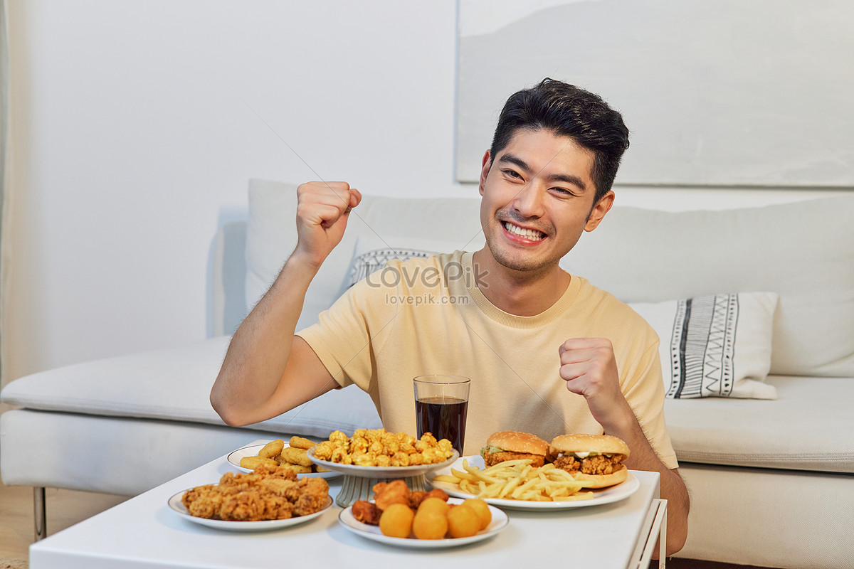 Men Who Eat In The Night To See The Game Picture And HD Photos | Free  Download On Lovepik