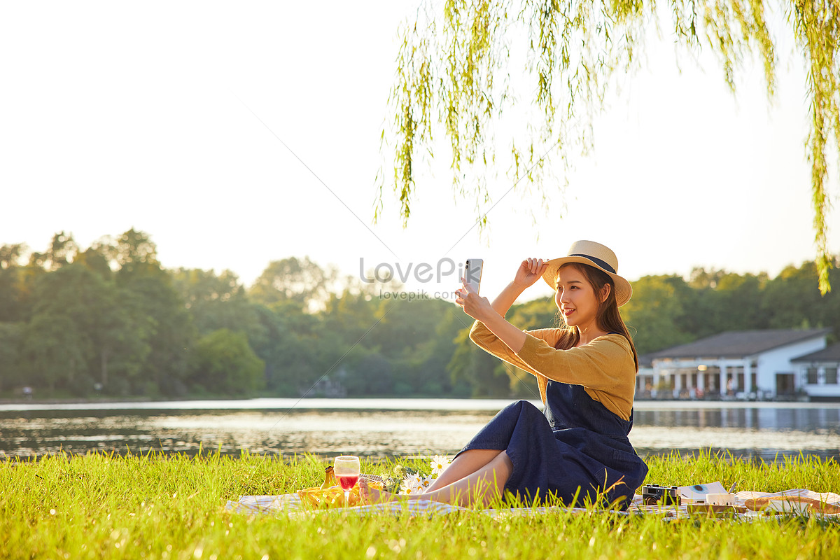 Mobile Phone Selfie Ng Piknik Sa Beauty Park Sa Takip Silid At Paglubog