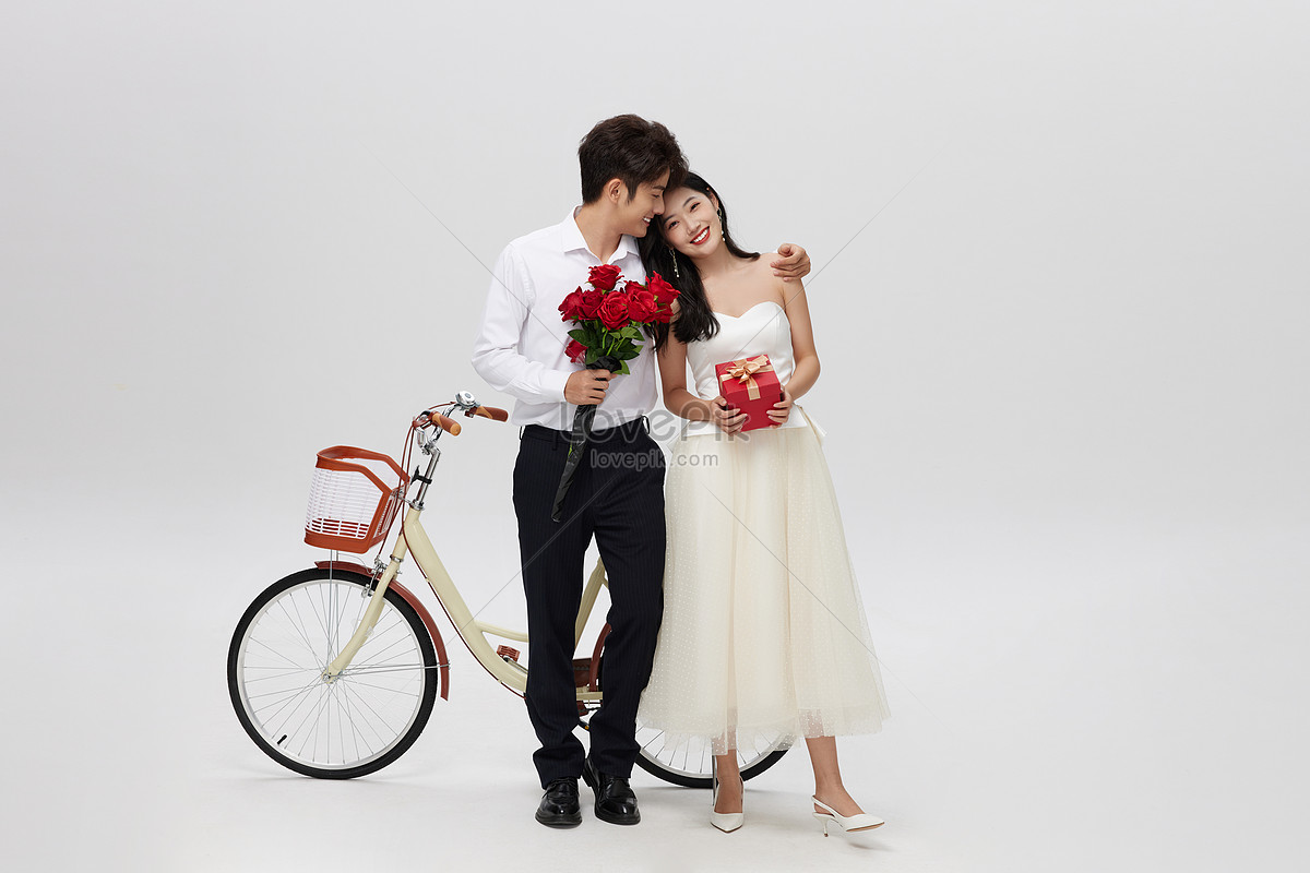 Bạn muốn tìm bức ảnh cặp đôi đơn giản nhưng đầy lãng mạn? Với bộ sưu tập ảnh cặp đôi đơn giản Hàn Quốc, bạn sẽ nhận được những gợi ý vô cùng tuyệt vời. Hình ảnh sẽ giúp cho cặp đôi của bạn trở nên nổi bật và đầy cảm xúc. Tải xuống ngay để chứng kiến.
