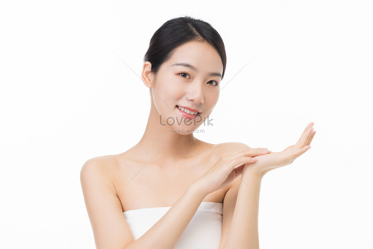 portrait d'une jeune femme appliquant un maquillage liquide sur son visage.  isolé sur fond blanc 16607226 Photo de stock chez Vecteezy