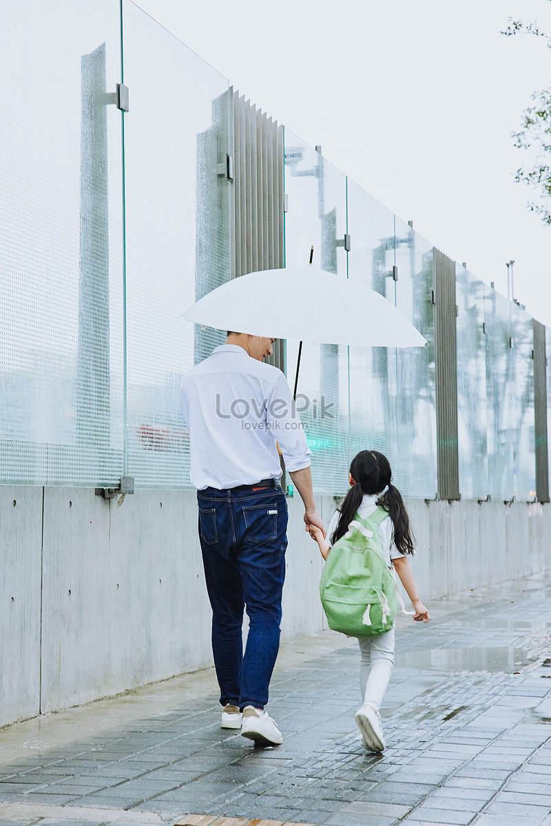 O Jovem Pai Pegou A Mão Para Pegar A Filha. Imagem Grátis_Foto Número  501789370_JPG Formato Imagem_pt.lovepik.com