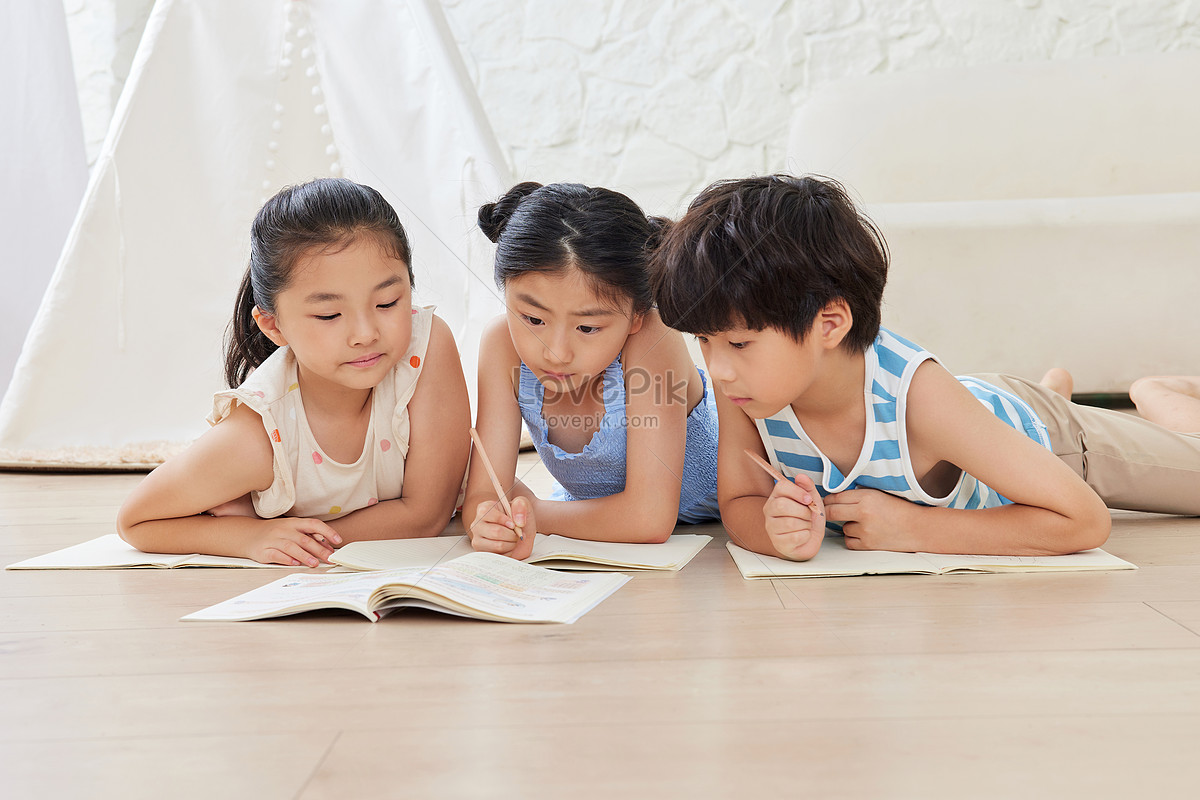Three children write together summer homework, family, tianti, and homework HD Photo