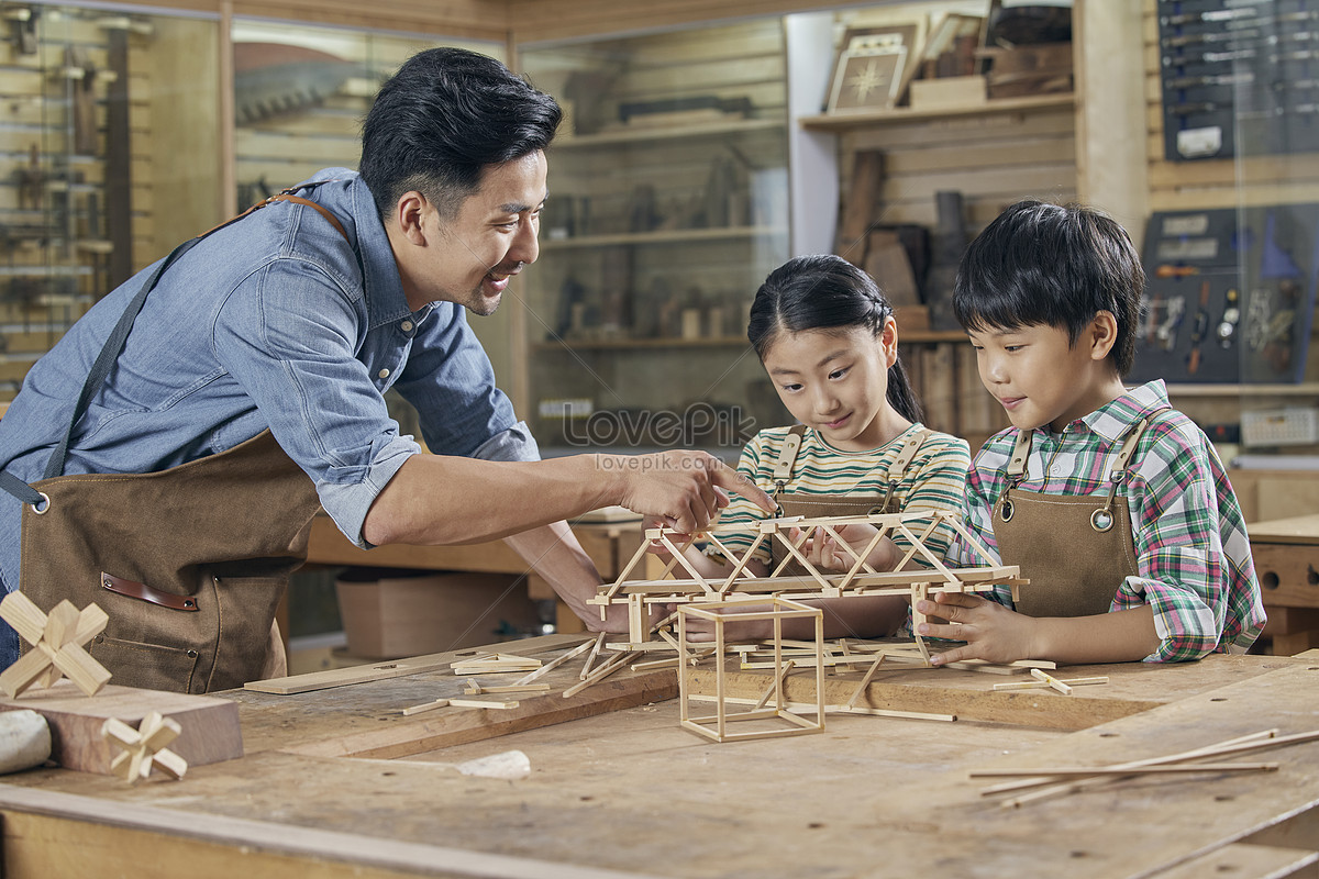 Woodworking Teacher Explains The Structure Of The Kid Picture And HD Photos  | Free Download On Lovepik