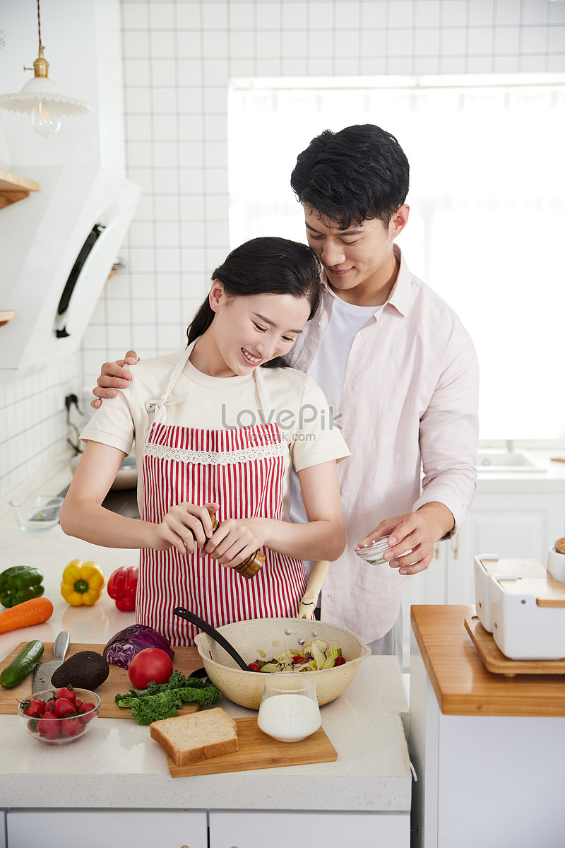 Cùng ngắm nhìn hình ảnh cặp vợ chồng trẻ đầy hạnh phúc và yêu đương nấu ăn trong căn bếp của mình. Điều đó chứng minh rằng việc nấu ăn không chỉ giúp bữa cơm trở nên ngon miệng, mà còn tạo ra cơ hội để gia đình gần gũi hơn nữa.