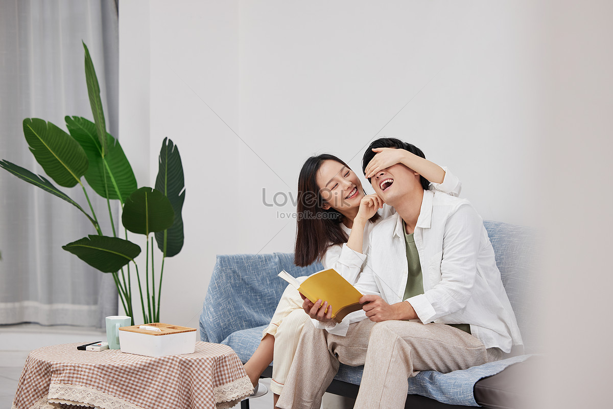 Parejas Jóvenes Que Leen En Casa Foto | Descarga Gratuita HD Imagen de Foto  - Lovepik