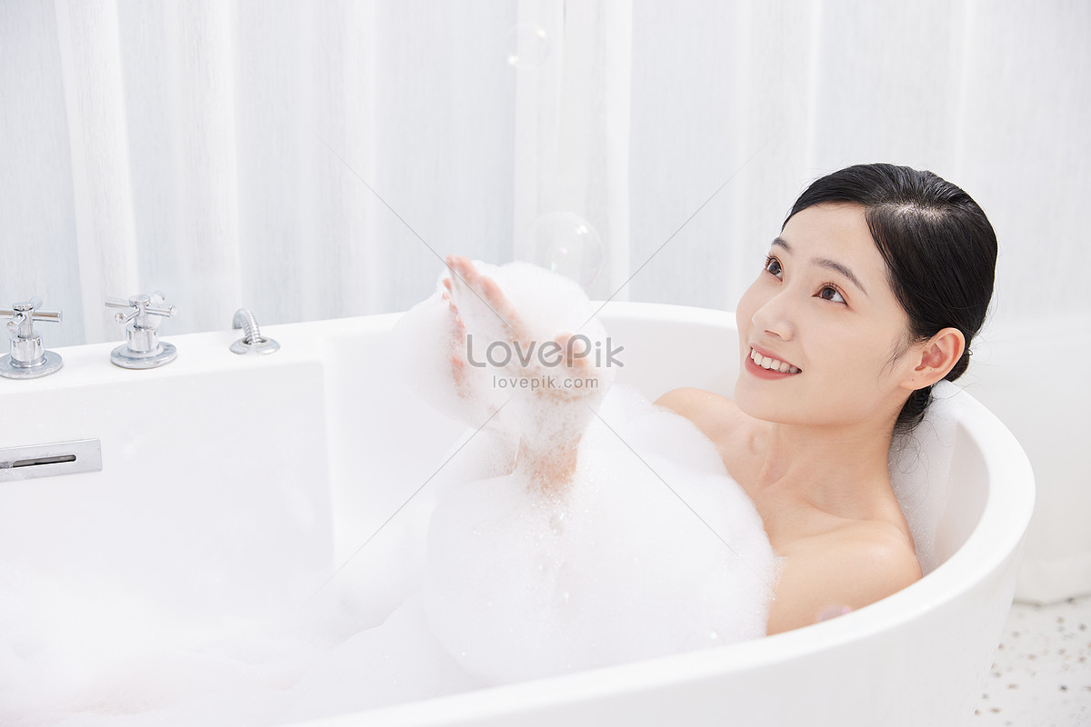 젊은 여성 욕조 씻어 거품 목욕에 누워 사진 무료 다운로드 Lovepik 0378