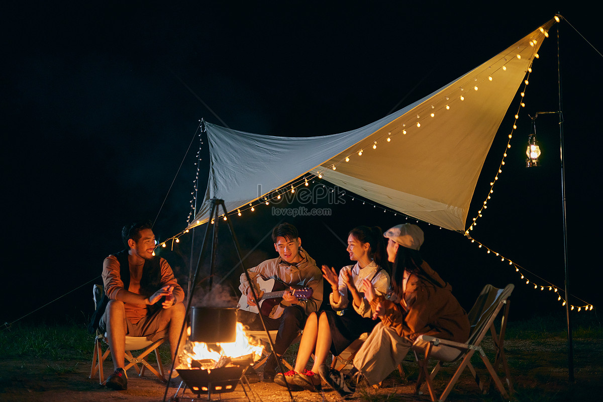 젊 은 친 구 는 밤 에 야외 캠핑 을 한다 사진 무료 다운로드 - Lovepik