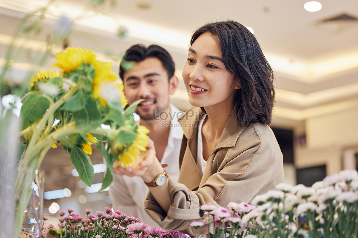 Young Lovers Choose Flowers Picture And HD Photos | Free Download On ...