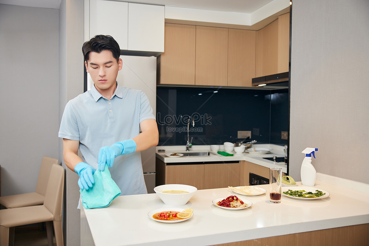 https://watermark.lovepik.com/photo/20211210/large/lovepik-young-men-at-home-clean-up-the-kitchen-table-picture_501803569.jpg