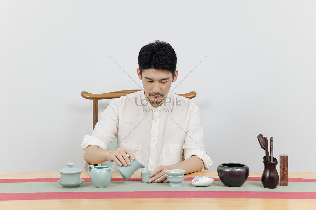 Чаевые в молодых ножах. Man making Tea.