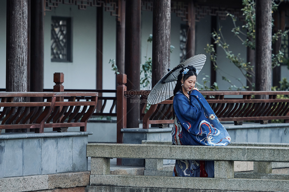 An Antique Beauty With An Oil Paper Umbrella In The Corridor Picture   Lovepik An Antique Beauty With An Oil Paper Umbrella In Picture 501807388 