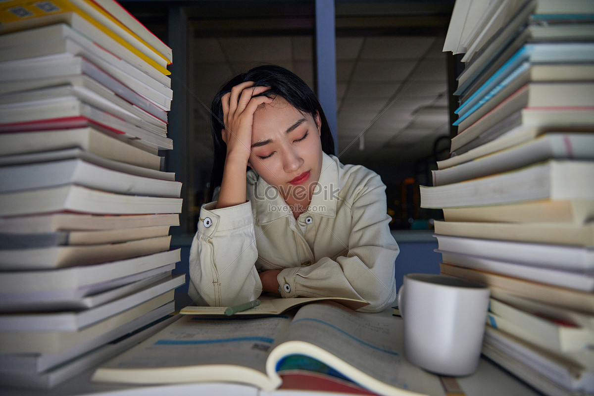 female-college-students-are-under-great-pressure-to-stay-up-late-for