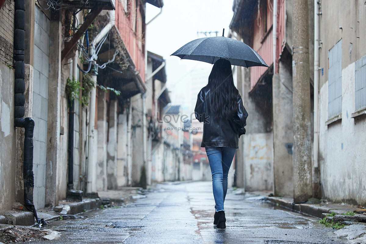 雨中走路的女性背影圖片素材-JPG圖片尺寸7528 × 5021px-高清圖案502359333-zh.lovepik.com
