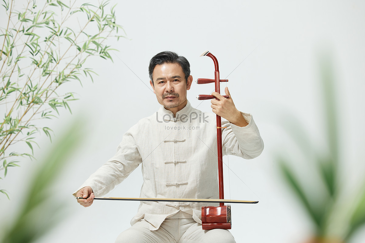 middle-aged-male-comedian-pulls-erhu-picture-and-hd-photos-free