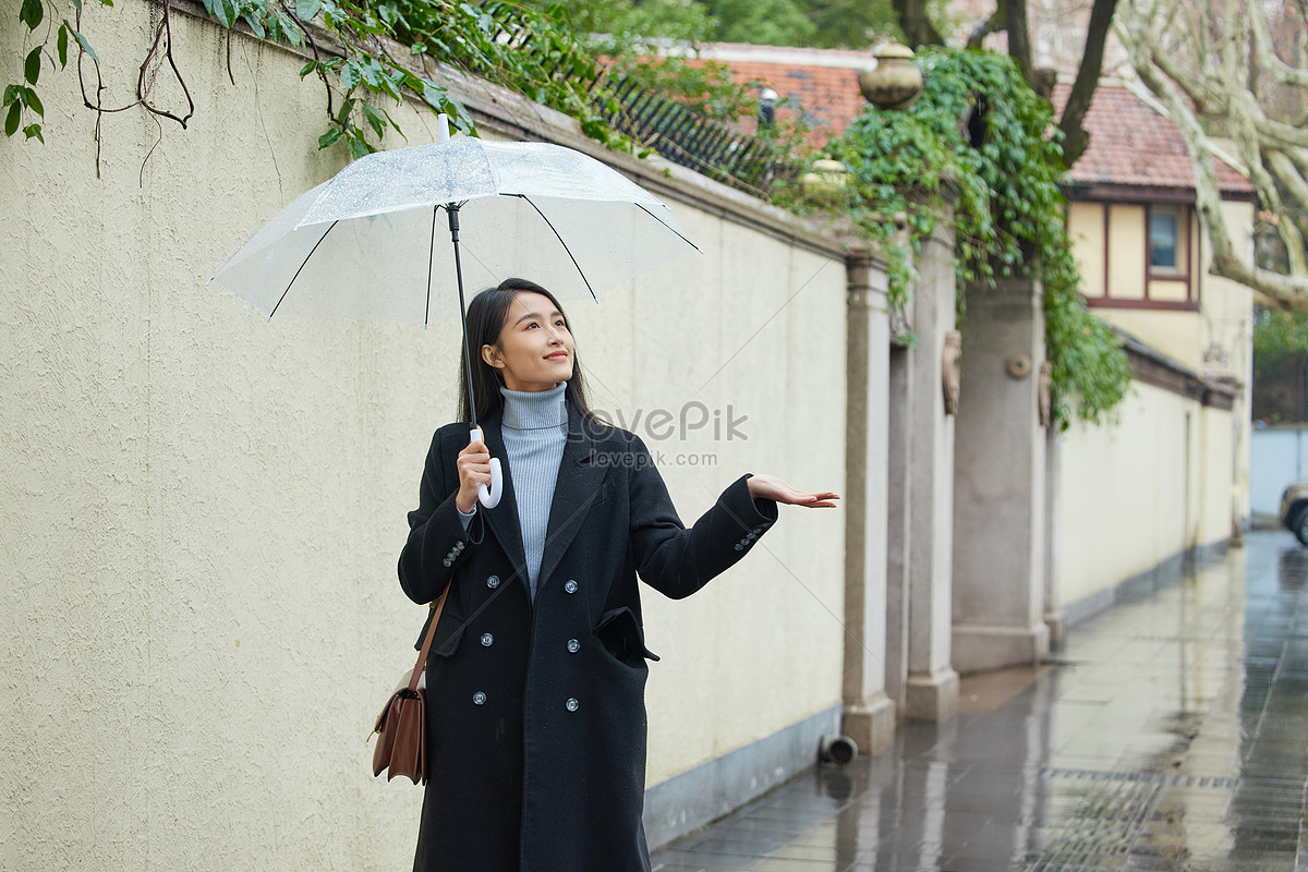 비오는 날 우산을 들고 있는 여성이 손으로 비를 잡는다 사진 무료 다운로드 - Lovepik