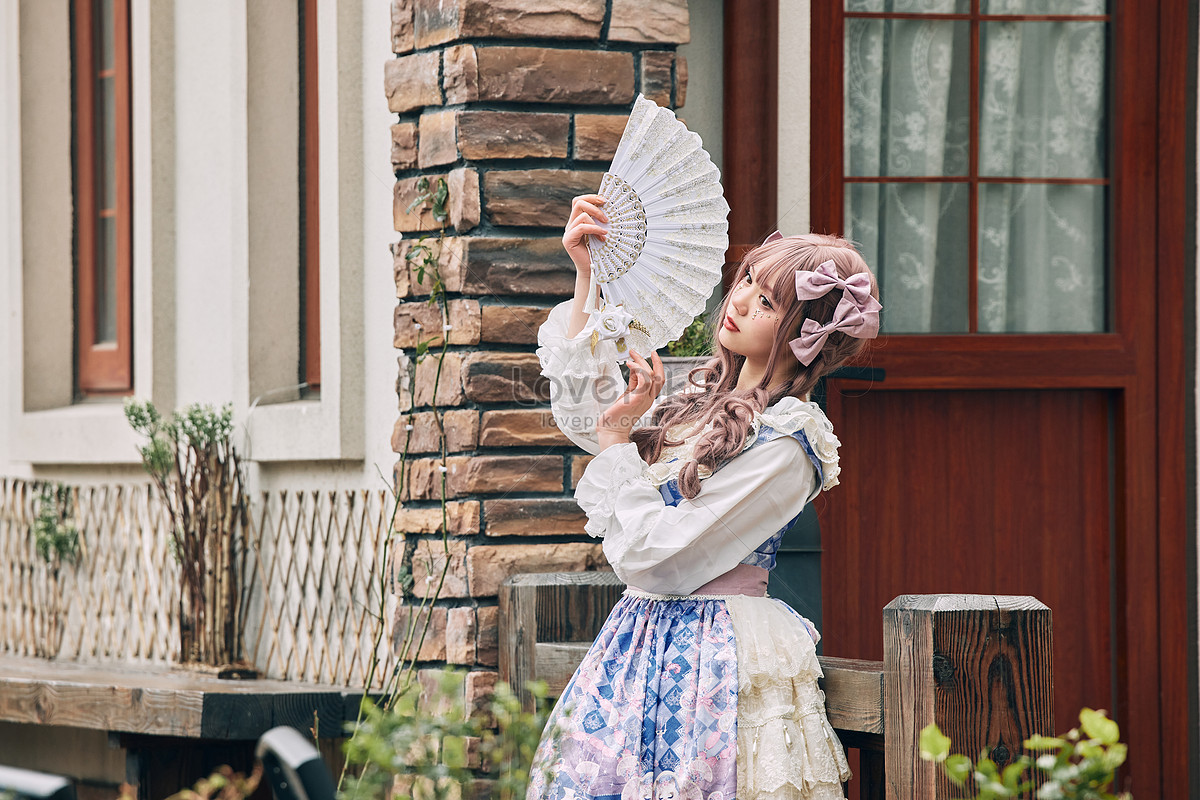 Coser Lolita, quạt trên tay: Đến với hình ảnh này, bạn sẽ được khám phá vẻ đẹp đầy phóng khoáng và cùng khám phá thị trường Coser Lolita đầy sáng tạo và năng động. Chiếc quạt trên tay không chỉ là phụ kiện giúp người mặc trông thật xinh đẹp và duyên dáng mà còn là một trong những yếu tố giúp tạo nên tính cách cổ điển của nhân vật.