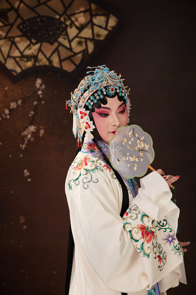 Kunqu Opera Du Liniang персонаж с веером в руке изображение_Фото номер  502360939_JPG Формат изображения_ru.lovepik.com