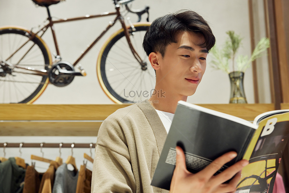 Jóvenes Leyendo Revistas En La Tienda De Ropa Foto | Descarga Gratuita HD  Imagen de Foto - Lovepik