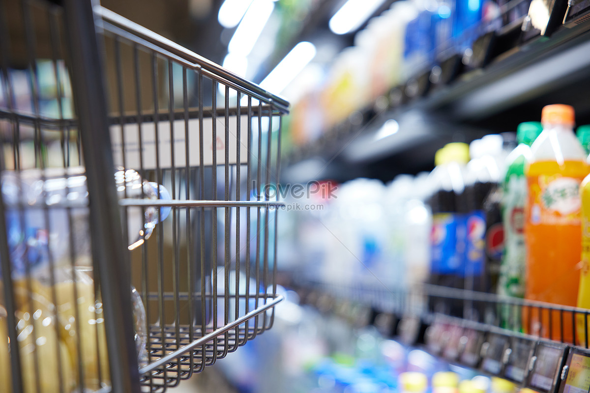 Carro Compras Cerca Comida Estantes Supermercado: fotografía de