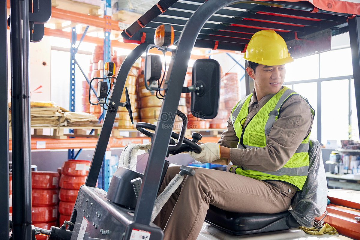 Руль погрузчика. Рабочая зона штабелера картинка. Driving a forklift. Фото с погрузчика за рулем.