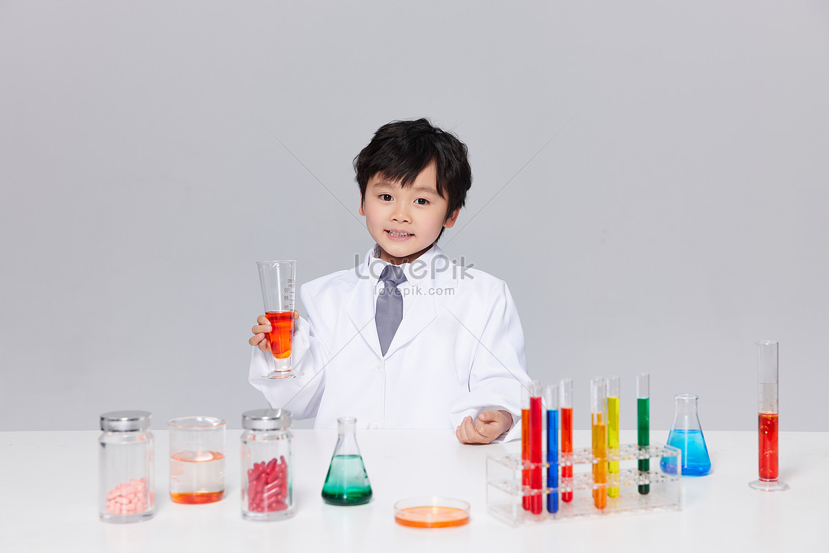 Photo de Petit Garçon Expérience Chimie Expérience Classe, enfant de  laboratoire Photo images free download - Lovepik