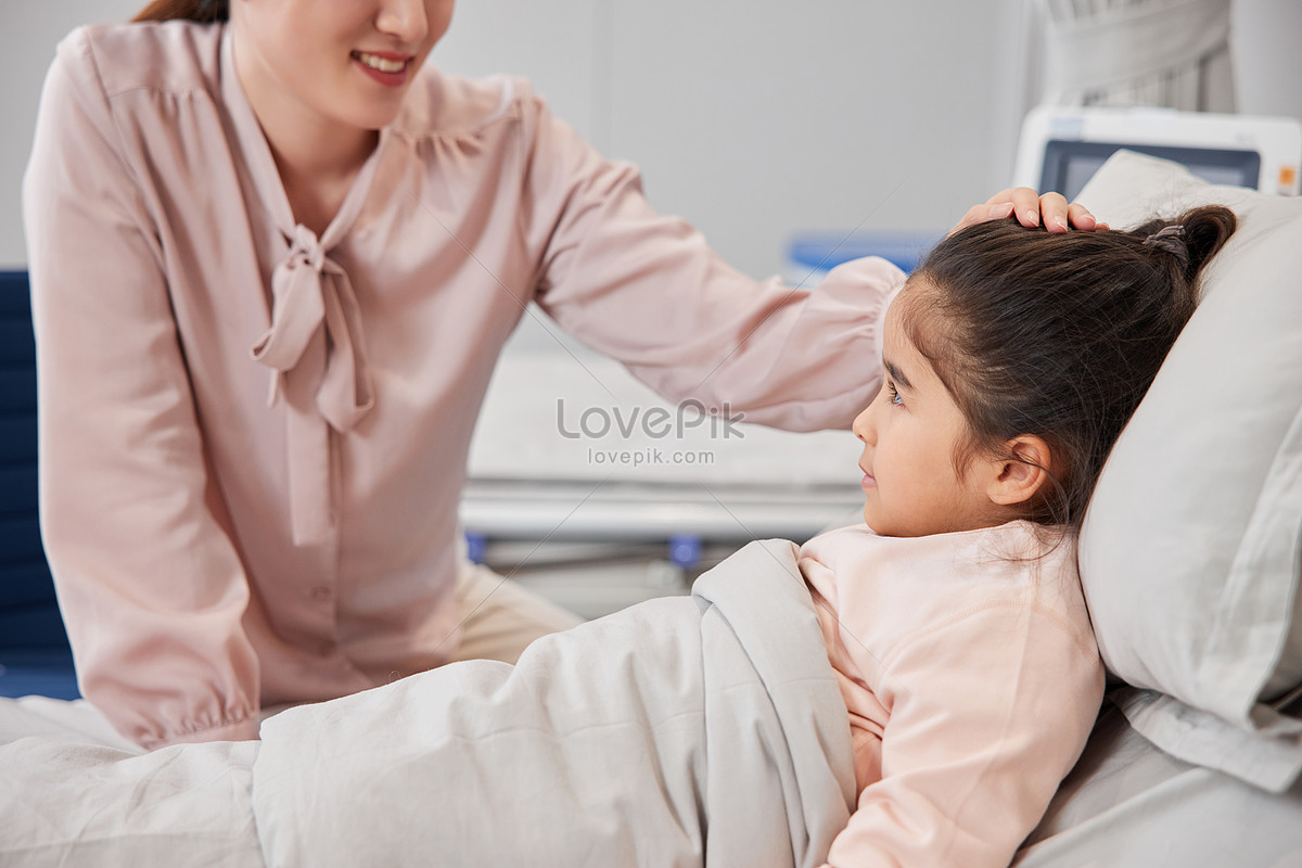 День матери в больнице. Ребенок лимфоузлы врач смотрит.