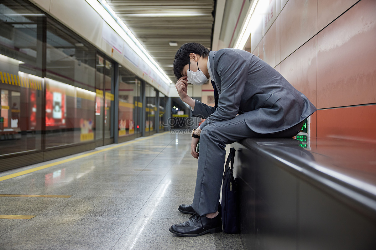 Hombre Cansado Con Máscara Esperando El Metro Foto | Descarga Gratuita HD  Imagen de Foto - Lovepik