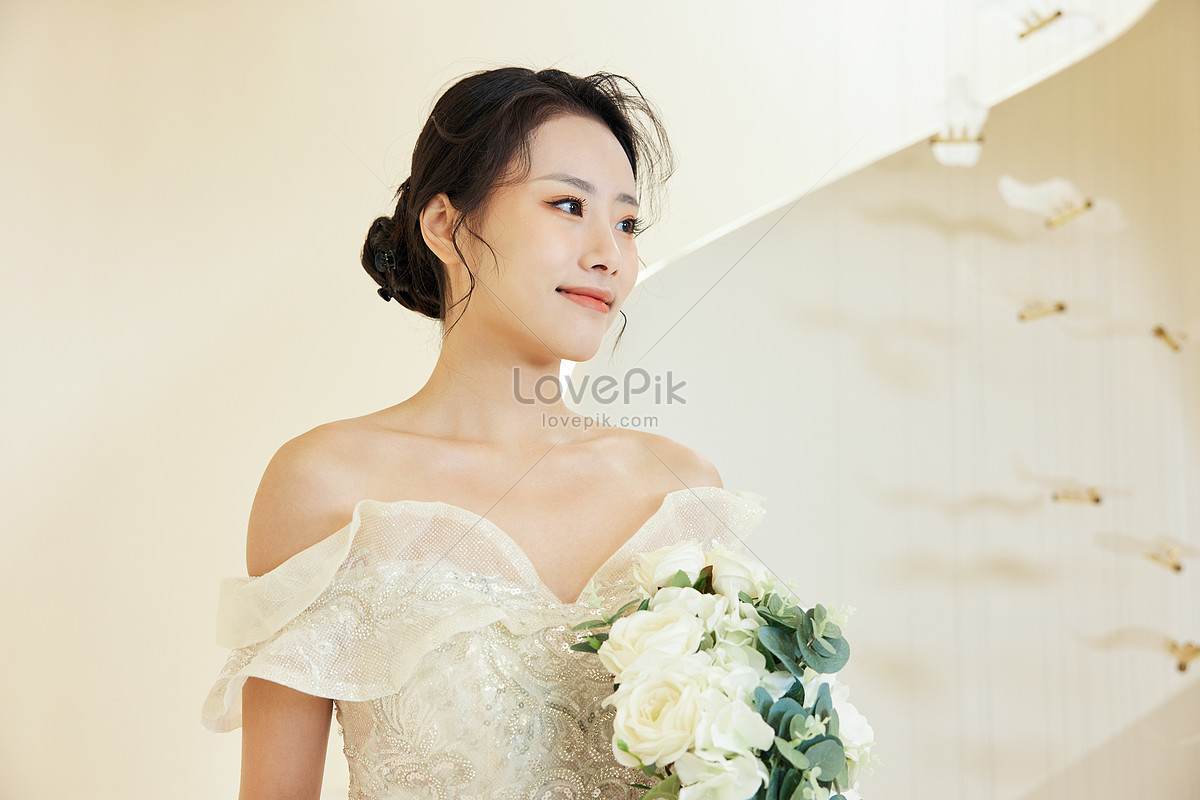 Beautiful Bride Holding Flowers Picture And HD Photos | Free Download ...