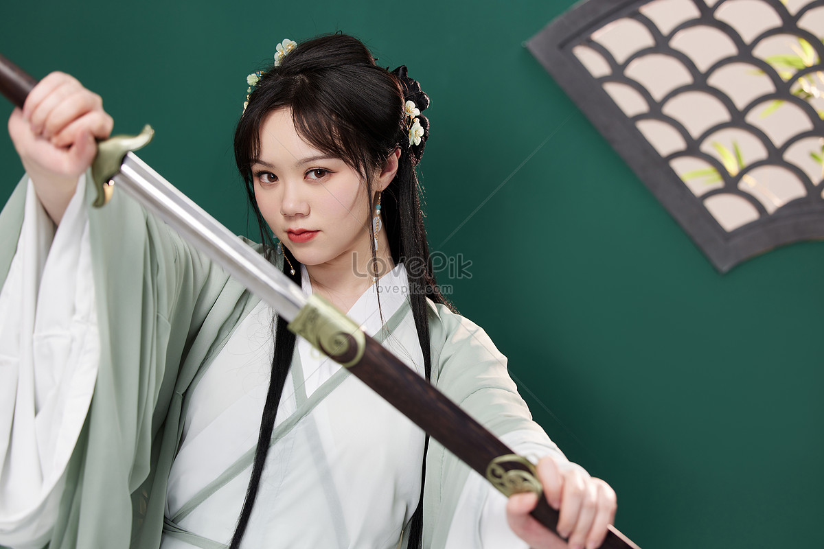 Голые женщины с мечом в пизде (52 фото)