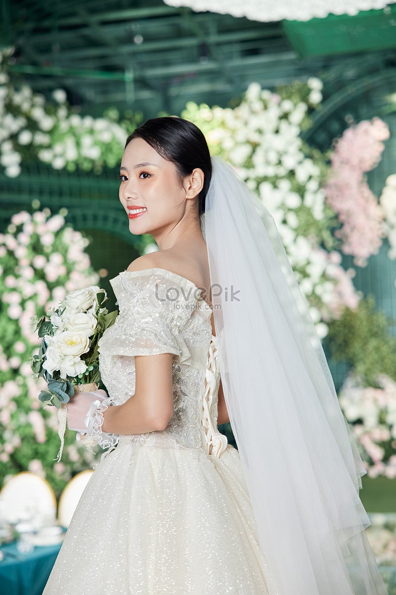 Cuối cùng, hình ảnh cô dâu Đường Yên lộng lẫy trong bộ váy cưới độc nhất vô  nhị cũng được công bố rồi đây