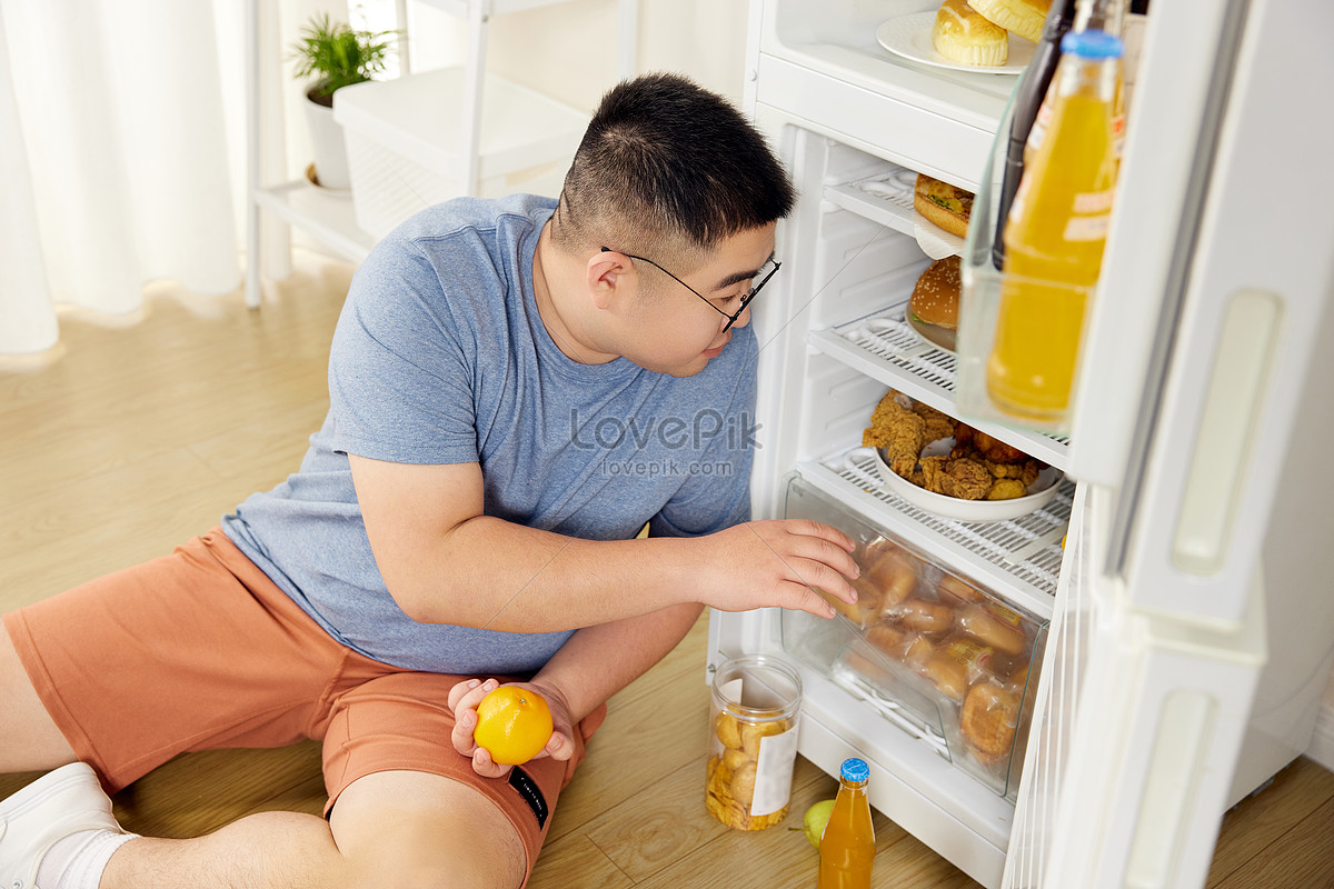 Переворачивают холодильник