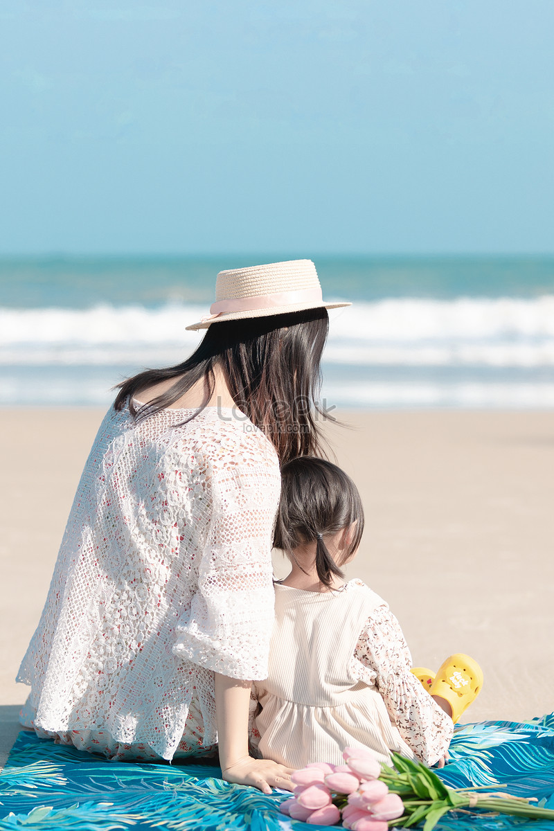 Daughter back. Фотосессия с дочкой на море. Фотосессия на пляже в белом с дочкой. Фотографии мама с детьми у океана. Молодая мама с дочкой на море.