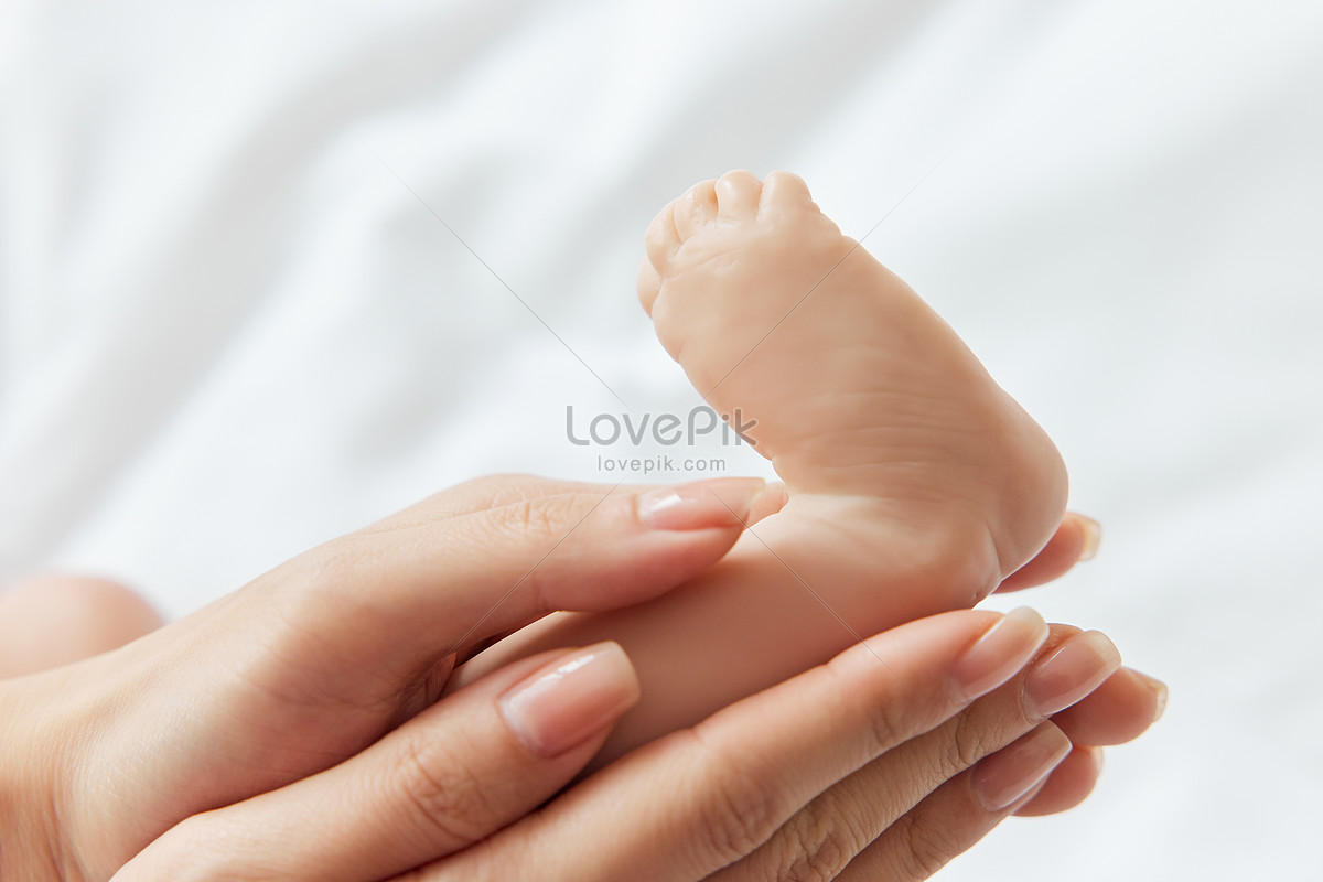 Trong bức ảnh này là hình ảnh cảm động của một đôi tay nắm bé yêu nhỏ xinh. Hãy cùng ngắm nhìn những nụ cười và ánh mắt ngọt ngào của em bé trong đôi tay ấy.