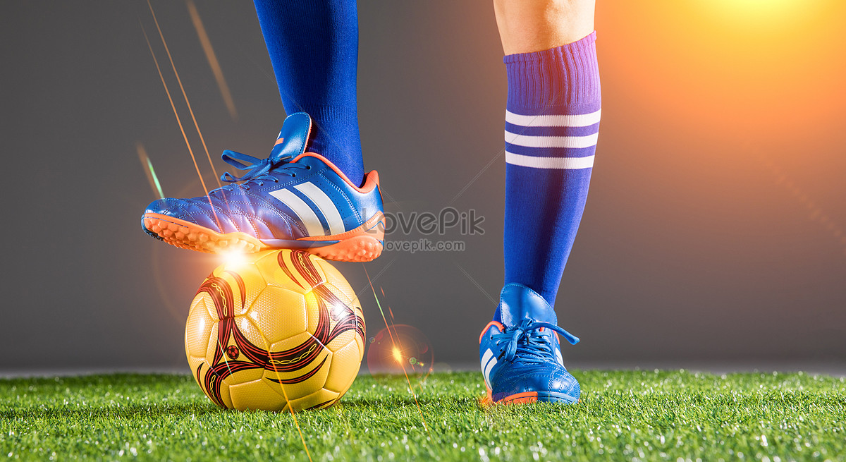 Jogador de futebol ou futebol em fundo branco com grama. jovem