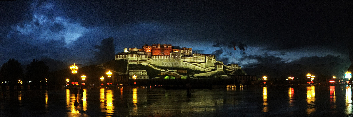 Pemandangan Malam Istana Prada Setelah Hujan Gambar Unduh