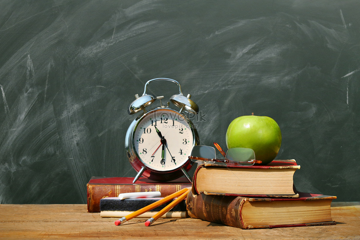 Время школьное время текст. Часы и Школьная доска. Школьное время. Время в школе. Часы школьной тематики для детей.