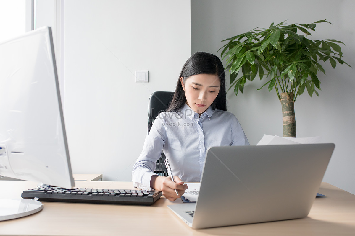 Persona De Negocios Trabajando En Una Computadora Descarga Gratuita Hd Imagen De Fotografía 7286