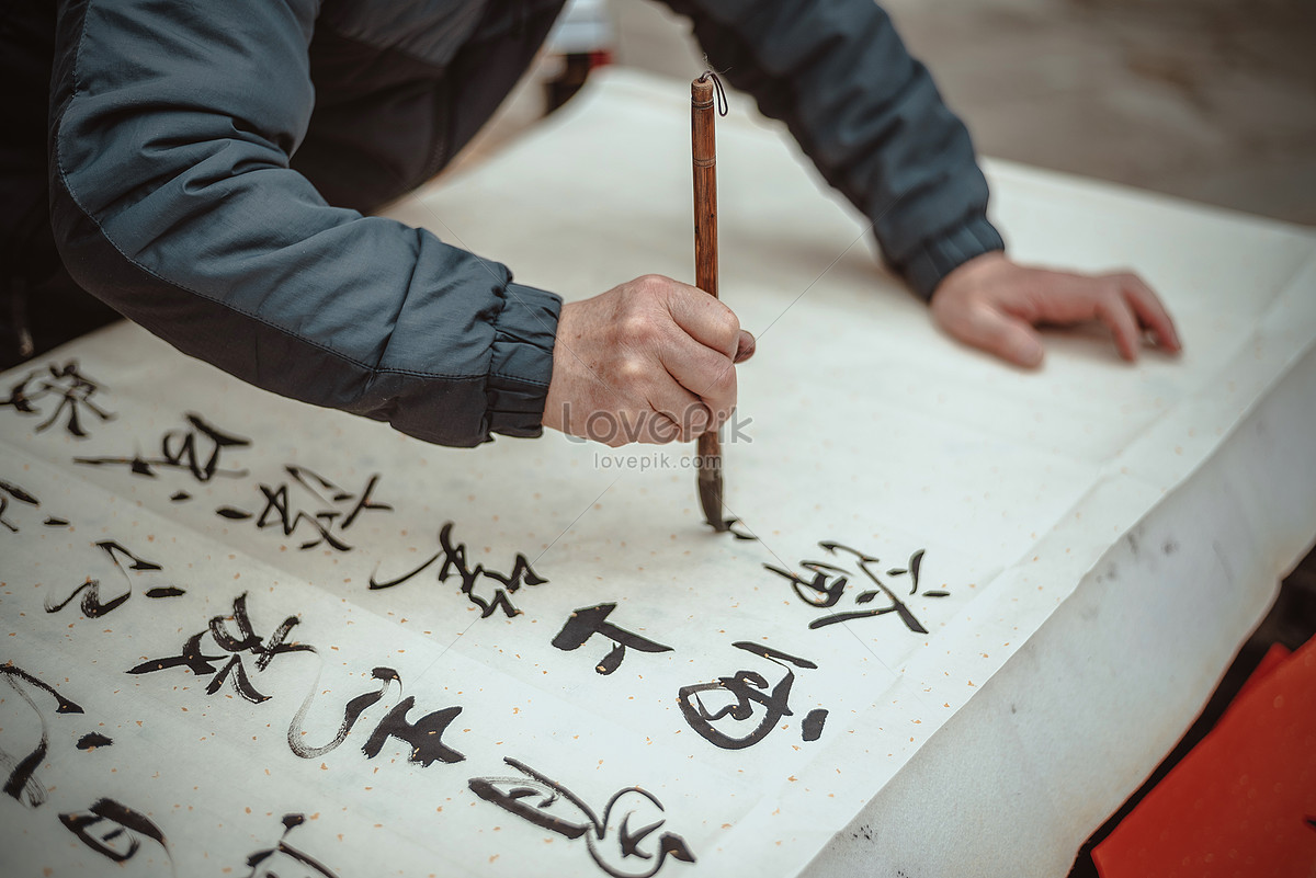 大爷公园切磋书法引众人围观，各有千秋，市民称：高手在民间