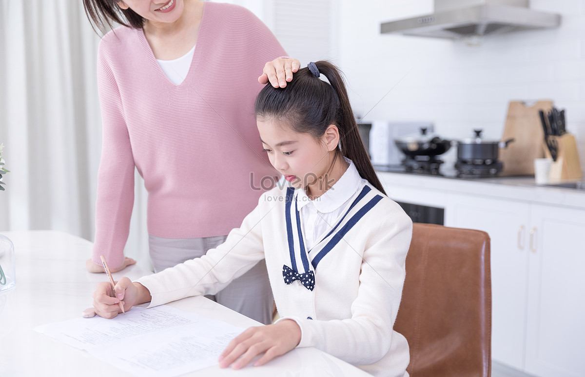 Дочь домашнее задание. Japanese housewife can’t do her homework.