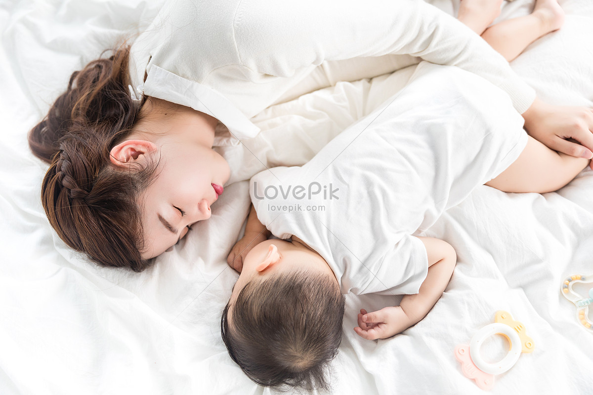 出生一个月的宝宝晚上睡觉握拳有事吗？可以抱宝宝睡觉吗？ - 妈妈育儿网